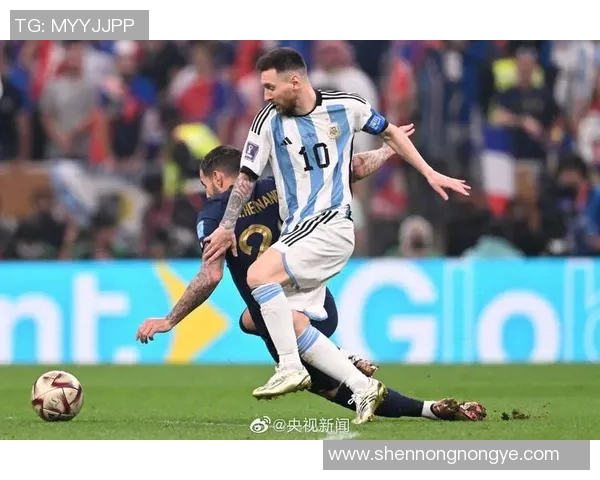 镜头捕捉：梅西赛场小动作引发热议